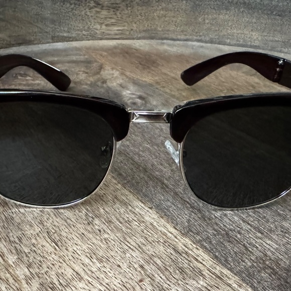 NWT- Brown Foldable Clubmaster Sunglasses With Easy Carry Case - Picture 4 of 4